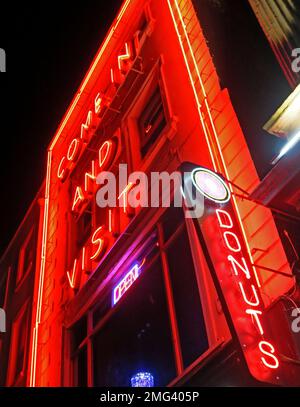 Donuts, kommen und besuchen, rotes Neonschild bei Nacht, Dublin, Irland Stockfoto