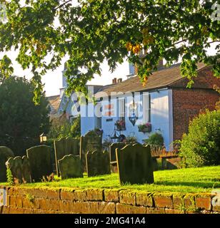 Herbstuntergang in Grappenhall, Parr Arms und St. Wilfrids Friedhof, Church Lane, South Warrington, Cheshire, England, UK, WA4 3EA Stockfoto