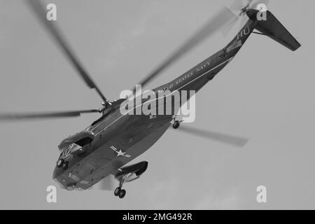 Flugzeuge - Verschiedenes - 26-HK-56-103. USN-Hubschrauber im Flug. Hurrikan Katrina Stockfoto