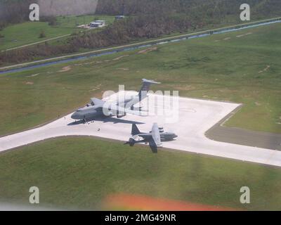 Flugzeuge - Verschiedenes - 26-HK-56-94. Zwei Flugzeuge auf der Fluglinie. Hurrikan Katrina Stockfoto