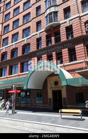 Sydney Central YHA Backpacker Unterkunft Hostel in Haymarket Sydney mit Haymarket Straßenbahnhaltestelle, Sydney, NSW, Australien 2023 Stockfoto