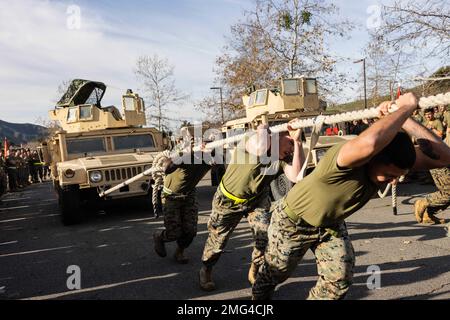 Camp Pendleton, Kalifornien, USA. 12. Januar 2023. USA Marines vom 11. Marineregiment, 1. Marine Division, ziehen einen Humvee während einer jährlichen St. Barbara's Day-Feier im Marine Corps Base Camp Pendleton, Kalifornien, Januar. 12, 2023. Artillerieregiments im Marinekorps feiern St. Barbara, die schutzpatronin der Artilleristen, mit Kameradschaften bauenden Veranstaltungen wie Regimentransport, Tauziehen, Staffelrennen und Humvee-Pull. (Foto: Cameron Hermanet) (Bild: © USA Marines/ZUMA Press Wire Service) NUR REDAKTIONELLE VERWENDUNG! Nicht für den kommerziellen GEBRAUCH! Stockfoto