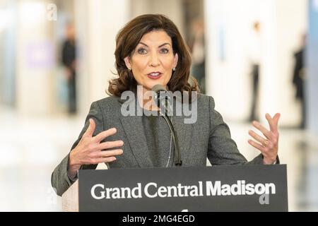 Gouverneur Hochul spricht nach seiner Ankunft im Grand Central Madison mit dem Eröffnungszug. Die Grand Central Madison Station ist mit dem Grand Central Terminal verbunden, und die Long Island Rail Road ist jetzt mit der Metro-North verbunden. Der Eröffnungszug fährt vom Bahnhof Jamaika in 21 Minuten. (Foto: Lev Radin/Pacific Press) Stockfoto