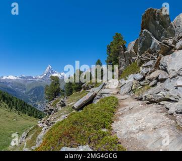 Das Matterhorn überragt das Mattertal-Tal mit den dramatischen Schieferfelsen in Walliser ASLPS. Stockfoto