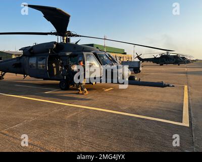 HH-60 Pave Hawk Rettungshubschrauber, die dem 106. Rettungsflügel der New York Air National Guard zugewiesen sind, einsatzbereit in Campo Grande, Brasilien, am 21. August 2022. Das Flugzeug wurde an Bord einer C-17 nach Brasilien transportiert, die vom Airlift Wing 105. der New York Air National Guard geflogen wurde, um an der Übung Tapio teilzunehmen, einer kombinierten Übung zur irregulären Kriegsführung zwischen Brasilien und den USA. Die New York Air National Guard entsandte 100 Flugzeuge aus den beiden Flügeln, um sich im Rahmen des State Partnership Program zu Brasilien zu beteiligen. Stockfoto