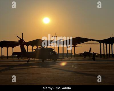 HH-60 Pave Hawk Rettungshubschrauber, die dem 106. Rettungsflügel der New York Air National Guard zugewiesen sind, einsatzbereit in Campo Grande, Brasilien, am 21. August 2022. Das Flugzeug wurde an Bord einer C-17 nach Brasilien transportiert, die vom Airlift Wing 105. der New York Air National Guard geflogen wurde, um an der Übung Tapio teilzunehmen, einer kombinierten Übung zur irregulären Kriegsführung zwischen Brasilien und den USA. Die New York Air National Guard entsandte 100 Flugzeuge aus den beiden Flügeln, um sich im Rahmen des State Partnership Program zu Brasilien zu beteiligen. Stockfoto