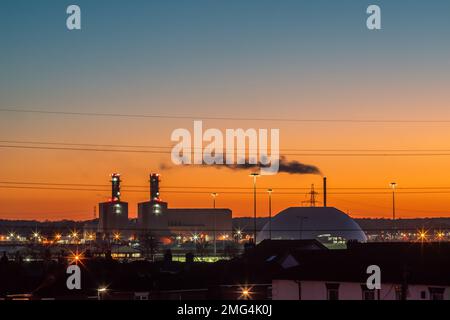 Sonnenuntergang über dem EFF in Marchwood (Marchwood Energy Recovery Facility) eine Abfallverbrennungsanlage in Southampton, England, Vereinigtes Königreich Stockfoto