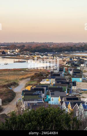 Blick in Richtung Hengistbury Head Mudeford Spit Strandhütten Blick von Warren Hill, Hengistbury Head, Christchurch, Dorset, England, UK Stockfoto