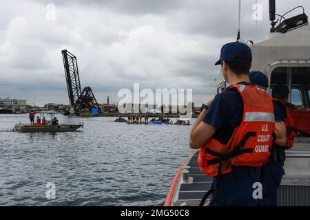 Fähnrich John Pope, Sector Detroit und Petty Officer 3., Klasse James Hanna, Station Port Huron, stehen auf einem 45' Response Boot-Medium, während sie die Gewässer der St. Clair River während des Float Down in Port Huron, Michigan, 21. August. Schiffe, die von der Küstenwache und Partneragenturen betrieben wurden, wurden eingesetzt, um die Sicherheit der Öffentlichkeit während der Veranstaltung zu gewährleisten. Stockfoto