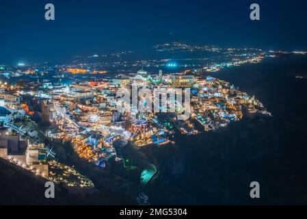 Fantastische Aussicht bei Nacht auf Fira (Thera) Stadt in Santorin und fantastische Calderas bei Nacht Stockfoto