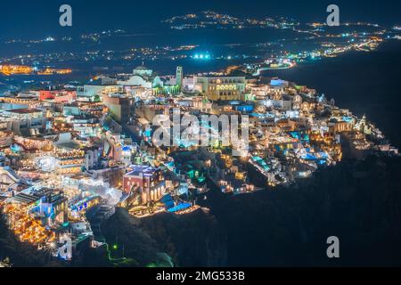 Fantastische Aussicht bei Nacht auf Fira (Thera) Stadt in Santorin und fantastische Calderas bei Nacht Stockfoto