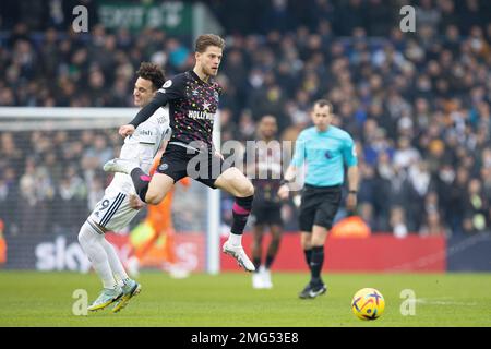 Mathias Jensen aus Brentford springt am Sonntag, den 22. Januar 2023, beim Premier League-Spiel zwischen Leeds United und Brentford in der Elland Road in Leeds. (Kredit: Pat Scaasi | MI News ) Kredit: MI News & Sport /Alamy Live News Stockfoto