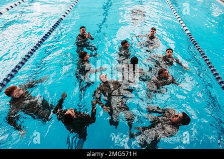 Camp Lejeune, North Carolina, USA. 17. Januar 2023. USA Marines mit 8. Engineer Support Battalion, Combat Logistics Regiment 27, 2. Marine Logistics Group führen während einer zweiminütigen Schwimmqualifikation im Camp Lejeune, North Carolina, im Januar einen zweiminütigen Floß durch. 17, 2023. Marines vom 8. Ingenieurstützbataillon führten einen Screeningtest durch, um die körperliche Fitness, geistige Zähigkeit, taktische Fähigkeiten und akademisches Potenzial zukünftiger LERT-Mitglieder zu bewerten. (Kreditbild: © USA Marines/ZUMA Press Wire Service) NUR REDAKTIONELLE VERWENDUNG! Nein Stockfoto