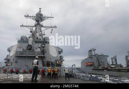 PHILIPPINE SEA (21 202. August 2022) – Arleigh Burke-Class Guided-Missile Destroyer USS Barry (DDG 52) führt in der Philippinischen See am 21. August eine laufende Auffüllung mit Henry J. Kaiser-Class durch. Barry ist dem Befehlshaber, der Task Force 71/Destroyer Squadron (DESRON) 15, der größten nach vorn eingesetzten DESRON der Marine und der Hauptstreitkräfte der US-7.-Flotte zugewiesen. Stockfoto