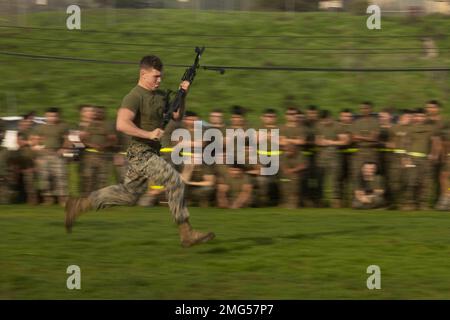 Camp Pendleton, Kalifornien, USA. 12. Januar 2023. EIN US-AMERIKANISCHER Marine mit 11. Marine Regiment, 1. Marine Division, läuft mit einem mittelgroßen M240B Maschinengewehr während einer jährlichen Saint Barbaras Day Feier im Marine Corps Base Camp Pendleton, Kalifornien, Januar. 12, 2023. Artillerieregiments im Marinekorps feiern St. Barbara, die schutzpatronin der Artilleristen, mit Kameradschaften bauenden Veranstaltungen wie Regimentransport, Tauziehen, Staffelrennen und Humvee-Pull. (Foto: Juan Torres) (Bild: © USA Marine/ZUMA Press Wire Service) NUR REDAKTIONELLE VERWENDUNG! Nicht für den kommerziellen GEBRAUCH! Stockfoto