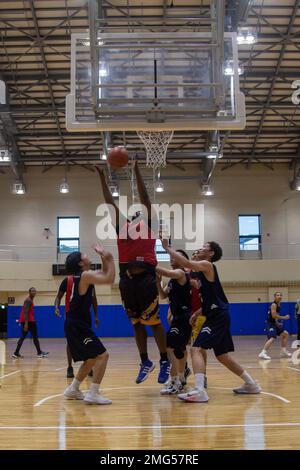 Ein Mitglied des medizinischen Basketballteams der Branch Health Clinic versucht, während eines US-japanischen Basketballturniers zu schießen, das von der Marine Corps Air Station Iwakuni Marine Corps Community Services im Atago Sports Complex in Iwakuni, Japan, 21. August 2022 veranstaltet wird. Das Turnier war offen für aktive Dienstmitglieder und Installationsangehörige und sollte eine Kameradschaft innerhalb der örtlichen Gemeinde aufbauen. Basketball, Intramurale Sportarten, Japan, MCAS Iwakuni, Turnier, USA-Japan, Stockfoto