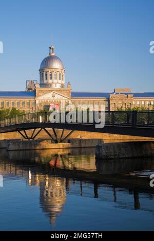 Bonsecours Markt und Fußgängerbrücke über das Bonsecours Becken im alten Hafen von Montreal bei Sonnenaufgang, Quebec, Kanada. Stockfoto