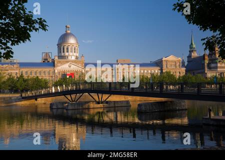 Bonsecours Markt und Fußgängerbrücke über das Bonsecours Becken im alten Hafen von Montreal bei Sonnenaufgang, Quebec, Kanada. Stockfoto