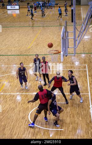 Mitglieder der Branch Health Clinic Medical and Rising Warriors Basketballteams nehmen an einem Marine Corps Community Services Intramural Basketballspiel während eines US-japanischen Basketballturniers im Atago Sports Complex in Iwakuni, Japan, am 21. August 2022 Teil. Das Turnier war für aktive Dienstleister und Installationsunternehmen geöffnet und sollte Kameradschaft innerhalb der lokalen Gemeinschaft aufbauen. Stockfoto