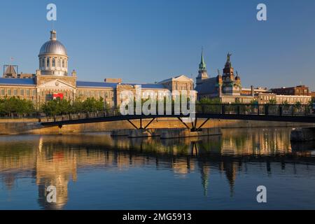 Bonsecours Markt und Fußgängerbrücke über das Bonsecours Becken im alten Hafen von Montreal bei Sonnenaufgang, Quebec, Kanada. Stockfoto