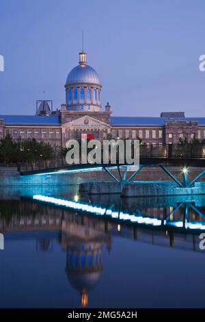 Bonsecours Market und Fußgängerbrücke über das Bonsecours Basin im alten Hafen von Montreal bei Dawn, Quebec, Kanada. Stockfoto