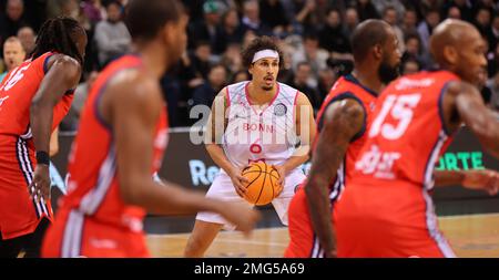 Bonn, Deutschland. 25. Januar 2023. Basketball Champions League, Runde 16, Telekom Baskets Bonn vs Bahcesehir College Istanbul, Michael Kessens (Bonn) kontrolliert den Ball. Kredit: Juergen Schwarz/Alamy Live News Stockfoto