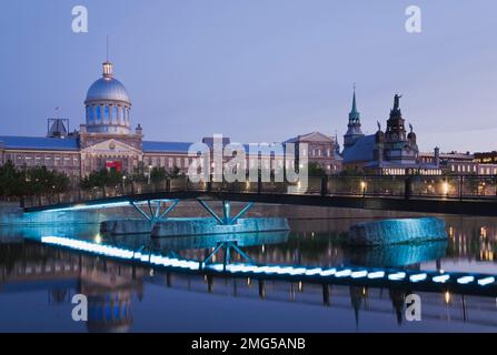 Bonsecours-Markt und Fußgängerbrücke über das Bonsecours-Becken im alten Hafen von Montreal bei Sonnenaufgang, Quebec, Kanada Stockfoto