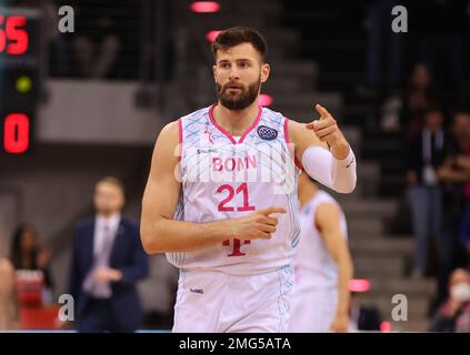 Bonn, Deutschland. 25. Januar 2023. Basketball Champions League, Runde 16, Telekom Baskets Bonn vs Bahcesehir College Istanbul, Leon Kratzer (Bonn) Gesten. Kredit: Juergen Schwarz/Alamy Live News Stockfoto