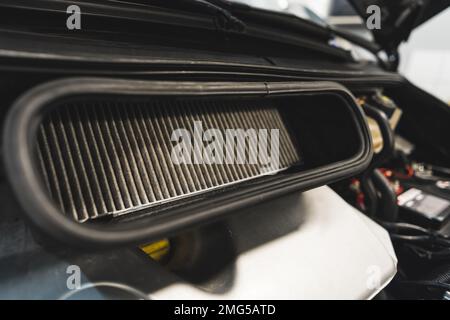 Nahaufnahme eines Autoluftfilters. Werkstattkonzept. Hochwertiges Foto Stockfoto