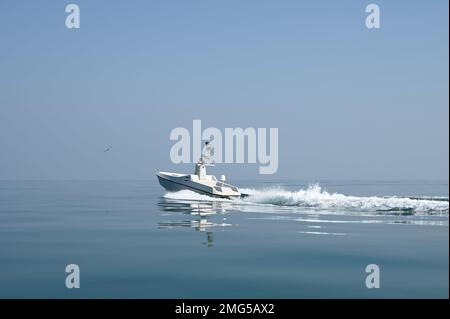 Arabischer Golf. 22. Januar 2023. Ein L3 Harris Arabian Fox MAST-13 unbemanntes Überwasserschiff segelt im Arabischen Golf, Januar. 22, während der Übung Neon Defender 23. Neon Defender ist eine jährliche bilaterale Schulungsveranstaltung zwischen den USA Marinestreitkräfte Zentralkommando und Bahrain, die sich auf maritime Sicherheitsoperationen und die Installation medizinischer Verteidigungsmaßnahmen konzentrieren. (Foto: Anita Chebahtah) (Bild: © USA Navy/ZUMA Press Wire Service) NUR ZUR REDAKTIONELLEN VERWENDUNG! Nicht für den kommerziellen GEBRAUCH! Stockfoto