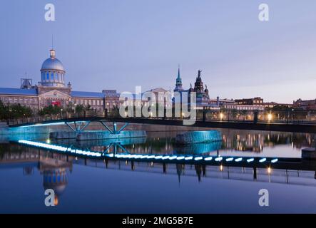 Bonsecours-Markt und Fußgängerbrücke über das Bonsecours-Becken im alten Hafen von Montreal bei Sonnenaufgang, Quebec, Kanada Stockfoto