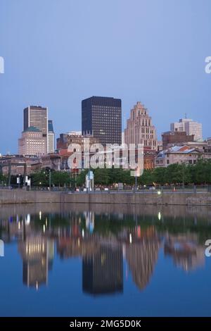 Die Skyline der alten Montreal spiegelt sich im Bonsecours Basin at Dawn, Quebec, Kanada. Stockfoto