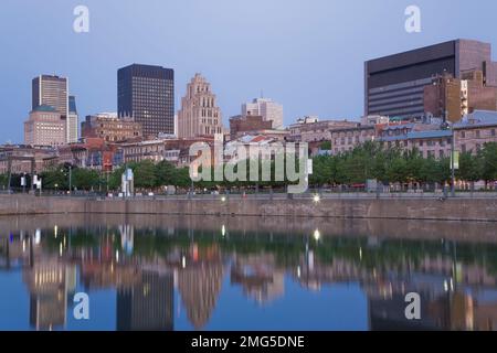 Die Skyline der alten Montreal spiegelt sich im Bonsecours Basin at Dawn, Quebec, Kanada. Stockfoto