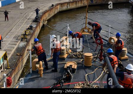 Besatzungsmitglieder der USCGC Mohawk (WMEC 913) bereiten sich auf die Abfahrt vom Pier in Lagos, Nigeria, am 21. August 2022 vor. Mohawk ist auf einem geplanten Einsatz in den USA Marinestreitkräfte Afrika Einsatzgebiet, angestellt von den USA Sechste Flotte, die die Interessen der USA, Verbündeten und Partner verteidigt. Stockfoto