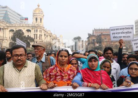 Kalkutta, Westbengalen, Indien. 25. Januar 2023. Aktivisten der säkularen Front Indiens (ISF) nehmen an einer Protestkundgebung Teil, in der sie die unverzügliche Freilassung ihres Parteiführers Naushad Siddiqui aus der Polizeigewahrsam in Kolkata gegen die angeblichen Angriffe der Anhänger des Trinamool Congress (TMC) auf ihre Arbeiter im südlichen 24 Parganas-Bezirk Westbengals fordern. Nachdem der Protest gewalttätig wurde, hatten die Arbeiter des ISF einen Konflikt mit der Polizei von Kalkutta. ISF-Arbeiter haben angeblich auch Steine auf die Polizei geworfen. (Kreditbild: © Dipa Chakraborty/Pacific Press via ZUMA Press Wire) NUR REDAKTIONELLE VERWENDUNG Stockfoto