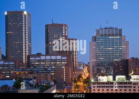 Saint-Urbain Straße und Blick auf Complexe Desjardins und Hydro-Quebec Gebäude, die bei Sonnenaufgang beleuchtet wurden, Montreal, Quebec, Kanada. Stockfoto