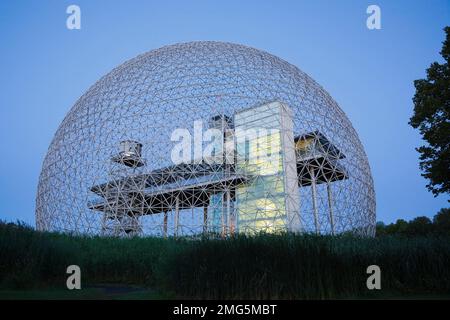 Die Biosphäre Museum im Morgengrauen am Jean-Drapeau Park auf Ile Sainte-Hélène, Montreal, Quebec, Kanada. Stockfoto