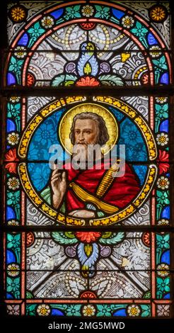 CHAMONIX, FRANKREICH - 5. JULI 2022: The St. Paul der Apostel auf dem Buntglas in der Kirche St. Michael von Antonine Bernard (1900). Stockfoto