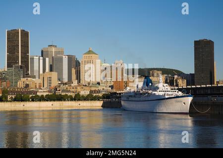 Das Kreuzfahrtschiff Princess Danae liegt im Hafen von Montreal bei Sonnenaufgang in Quebec, Kanada. Stockfoto