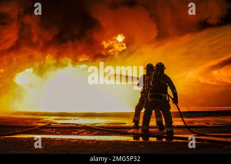 11. Januar 2023 - Marine Corps Air Station Cherry, North Carolina, USA - USA Marines mit Aircraft, Rescue and Fire Fighting (ARFF), Marine Corps Air Station Cherry Point, haben während einer Trainingsveranstaltung am MCAS Cherry Point, North Carolina, im Januar eine kontrollierte Treibstoffverbrennung durchgeführt. 11, 2023. Im Rahmen der Schulung wurde ein neuer Feuerwehrschlauch getestet, der von Oshkosh für die P-19R Feuerwehrfahrzeuge entwickelt wurde, bevor die Ausrüstung zur Standardausrüstung für den Marinekorps ARFF und den Feuerwehr- und Rettungsdienst wird. (Kreditbild: © Lauralle Walker/USA Marines/ZUMA Press Wire Service) NUR REDAKTIONELLE VERWENDUNG! Nicht für den kommerziellen GEBRAUCH! Stockfoto