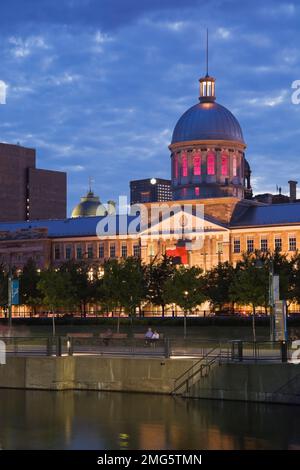 Bonsecours Market im alten Hafen von Montreal, beleuchtet in der Abenddämmerung im Sommer, Quebec, Kanada. Stockfoto