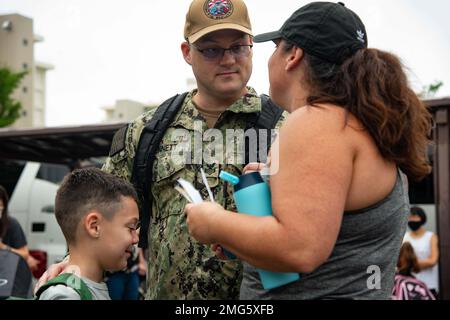 YOKOSUKA, Japan (22. August 2022) – Feuerwehrtechniker 1. Klasse Bryan Bennett, zugewiesen an die Trainingsstelle für Informationswarnung Yokosuka, und seine Familienmitglieder feiern den ersten Schultag an der Sullivans Grundschule an Bord Commander, Fleet Activities Yokosuka (CFAY). Am Montag, den 22. August, war der erste Tag des Schuljahres 2022-2023 für fast alle DoDEA-Schulen im Pazifik. Seit mehr als 75 Jahren stellt CFAY Basiseinrichtungen und -Dienste zur Unterstützung der vorwärtsstationierten Marinetruppen der US-7.-Flotte bereit, wartet und betreibt diese Stockfoto