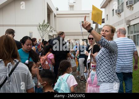 YOKOSUKA, Japan (22. August 2022) — Studenten, Familienmitglieder, Und die Fakultät feiert den ersten Schultag in der Sullivans Grundschule an Bord Commander, Fleet Activities Yokosuka (CFAY). Am Montag, den 22. August, war der erste Tag des Schuljahres 2022-2023 für fast alle DoDEA-Schulen im Pazifik. Seit mehr als 75 Jahren stellt CFAY Basiseinrichtungen und -Dienste zur Unterstützung der vorstationierten Marinekräfte, Mietbefehle und Tausenden von Militär- und Zivilpersonal und deren Familien der US-7.-Flotte zur Verfügung, wartet und betreibt diese. Stockfoto