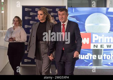 Prag, Tschechische Republik. 25. Januar 2023. Kandidat für das Amt des Präsidenten und ehemaliger tschechischer Premierminister Andrej Babis (L) und seine Frau Monika Babisova kommen vor der fernsehdebatte im Vorfeld der Präsidentschaftswahlen in Prag in ein Studio. Die zweite Runde der Präsidentschaftswahlen in der Tschechischen Republik findet am 27. Und 28. Januar 2023 statt. Der ehemalige Militärgeneral Petr Pavel wird dem ehemaligen tschechischen Premierminister und Milliardär Andrej Babis gegenüberstehen. Kredit: SOPA Images Limited/Alamy Live News Stockfoto