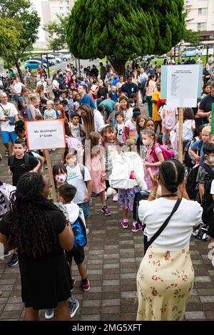 YOKOSUKA, Japan (22. August 2022) — Studenten, Familienmitglieder, Und die Fakultät feiert den ersten Schultag in der Sullivans Grundschule an Bord Commander, Fleet Activities Yokosuka (CFAY). Am Montag, den 22. August, war der erste Tag des Schuljahres 2022-2023 für fast alle DoDEA-Schulen im Pazifik. Seit mehr als 75 Jahren stellt CFAY Basiseinrichtungen und -Dienste zur Unterstützung der vorstationierten Marinekräfte, Mietbefehle und Tausenden von Militär- und Zivilpersonal und deren Familien der US-7.-Flotte zur Verfügung, wartet und betreibt diese. Stockfoto