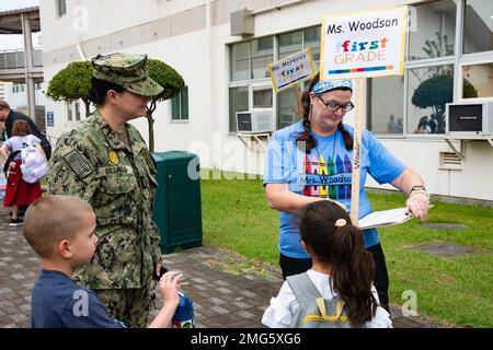 YOKOSUKA, Japan (22. August 2022) — Studenten, Familienmitglieder, Und die Fakultät feiert den ersten Schultag in der Sullivans Grundschule an Bord Commander, Fleet Activities Yokosuka (CFAY). Am Montag, den 22. August, war der erste Tag des Schuljahres 2022-2023 für fast alle DoDEA-Schulen im Pazifik. Seit mehr als 75 Jahren stellt CFAY Basiseinrichtungen und -Dienste zur Unterstützung der vorstationierten Marinekräfte, Mietbefehle und Tausenden von Militär- und Zivilpersonal und deren Familien der US-7.-Flotte zur Verfügung, wartet und betreibt diese. Stockfoto