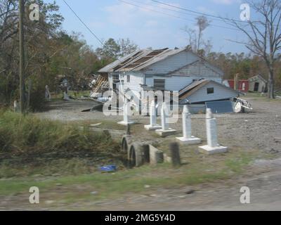 Nachwirkungen - versetzte Boote - Verschiedenes - 26-HK-28-118. Zerstörtes Haus in der Nähe von Wäldern. Hurrikan Katrina Stockfoto