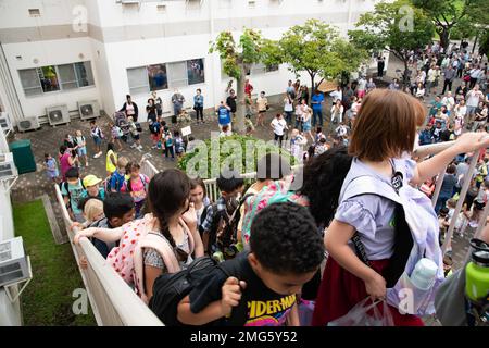 YOKOSUKA, Japan (22. August 2022) – Schüler der Sullivans Elementary School an Bord Commander, Fleet Activities Yokosuka (CFAY) begeben sich am ersten Schultag zum Unterricht. Am Montag, den 22. August, war der erste Tag des Schuljahres 2022-2023 für fast alle DoDEA-Schulen im Pazifik. Seit mehr als 75 Jahren stellt CFAY Basiseinrichtungen und -Dienste zur Unterstützung der vorstationierten Marinekräfte, Mietbefehle und Tausenden von Militär- und Zivilpersonal und deren Familien der US-7.-Flotte zur Verfügung, wartet und betreibt diese. Stockfoto