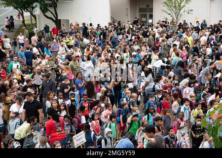 YOKOSUKA, Japan (22. August 2022) — Studenten, Familienmitglieder, Und die Fakultät feiert den ersten Schultag in der Sullivans Grundschule an Bord Commander, Fleet Activities Yokosuka (CFAY). Am Montag, den 22. August, war der erste Tag des Schuljahres 2022-2023 für fast alle DoDEA-Schulen im Pazifik. Seit mehr als 75 Jahren stellt CFAY Basiseinrichtungen und -Dienste zur Unterstützung der vorstationierten Marinekräfte, Mietbefehle und Tausenden von Militär- und Zivilpersonal und deren Familien der US-7.-Flotte zur Verfügung, wartet und betreibt diese. Stockfoto