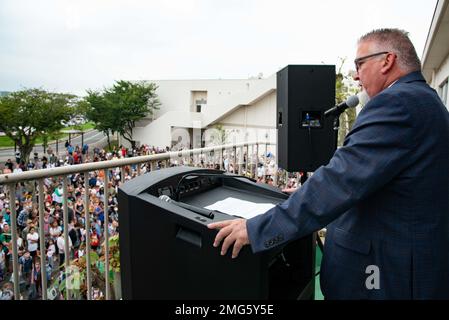 YOKOSUKA, Japan (22. August 2022) – Joseph Gullekson, Direktor der Sullivans Elementary School, Onboard Commander, Fleet Activities Yokosuka (CFAY), spricht vor etwa 3.000 Schülern und ihren Familien, die sich zum ersten Schulfeiertag versammelt haben. Am Montag, den 22. August, war der erste Tag des Schuljahres 2022-2023 für fast alle DoDEA-Schulen im Pazifik. Seit mehr als 75 Jahren stellt CFAY Basiseinrichtungen und -Dienste zur Verfügung, wartet und betreibt diese zur Unterstützung der vorwärtsstationierten Marinestreitkräfte der US-7.-Flotte, der Mieterbefehle und dir Stockfoto